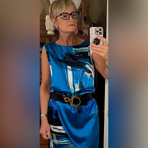 St. John silk dress gently used ( fits like small/ med 6/8) it’s a size 4 - Picture 5 of 9